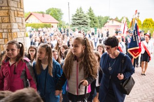 nadanie-imienia-jana-pawla-ii-szkole-podstawowej-w-machowej-msza-sw-fot-k-kosowski.jpg