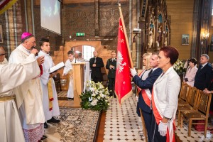 nadanie-imienia-jana-pawla-ii-szkole-podstawowej-w-machowej-msza-sw-fot-k-kosowski.jpg