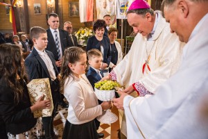 nadanie-imienia-jana-pawla-ii-szkole-podstawowej-w-machowej-msza-sw-fot-k-kosowski.jpg
