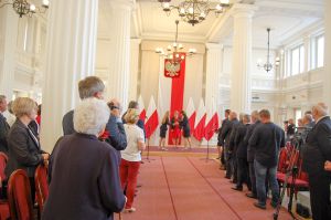 anna-glogowska-ze-srebrnym-krzyzem-zaslugi.jpg