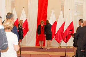 anna-glogowska-ze-srebrnym-krzyzem-zaslugi.jpg
