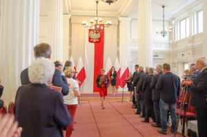 anna-glogowska-ze-srebrnym-krzyzem-zaslugi.jpg