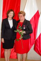 anna-glogowska-ze-srebrnym-krzyzem-zaslugi.jpg
