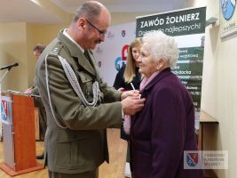 anna-medrek-z-medalem-za-zaslugi-dla-obronnosci-kraju.jpg