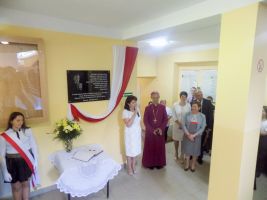 biskup-poswiecil-tablice-pamiatkowa.jpg