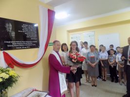 biskup-poswiecil-tablice-pamiatkowa.jpg