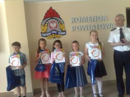 emilia-i-karolina-u-strazakow.jpg