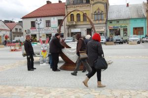 olbrzymi-kosz-wielkanocny-na-rynku.jpg