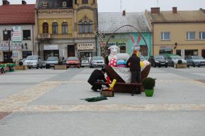 olbrzymi-kosz-wielkanocny-na-rynku.jpg