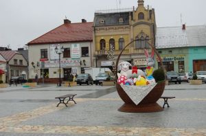 olbrzymi-kosz-wielkanocny-na-rynku.jpg