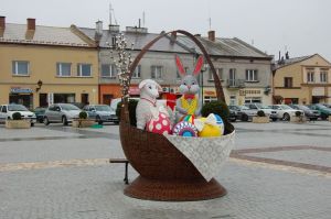 olbrzymi-kosz-wielkanocny-na-rynku.jpg