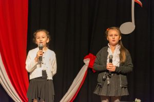 patriotyczne-spiewanie-w-domu-kultury.jpg