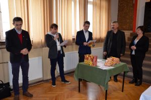 patriotyczne-spiewanie-w-domu-kultury.jpg