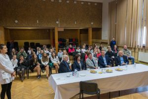 patriotyczne-spiewanie-w-domu-kultury.jpg