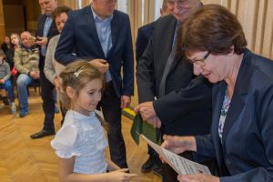 patriotyczne-spiewanie-w-domu-kultury.jpg
