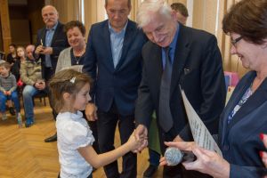 patriotyczne-spiewanie-w-domu-kultury.jpg