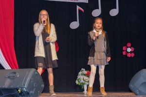 patriotyczne-spiewanie-w-domu-kultury.jpg