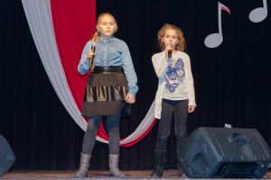 patriotyczne-spiewanie-w-domu-kultury.jpg