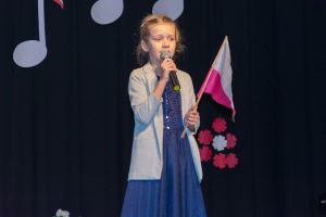 patriotyczne-spiewanie-w-domu-kultury.jpg