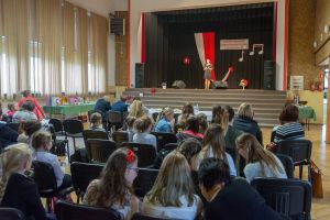 patriotyczne-spiewanie-w-domu-kultury.jpg
