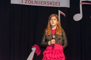 patriotyczne-spiewanie-w-domu-kultury.jpg