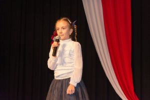 patriotyczne-spiewanie-w-domu-kultury.jpg