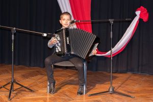patriotyczne-spiewanie-w-domu-kultury.jpg