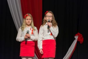 patriotyczne-spiewanie-w-domu-kultury.jpg
