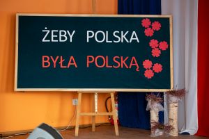 patriotyczne-spiewanie-w-zwierniku.jpg