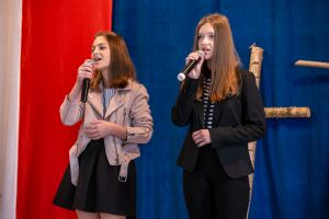 patriotyczne-spiewanie-w-zwierniku.jpg