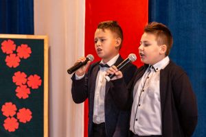 patriotyczne-spiewanie-w-zwierniku.jpg