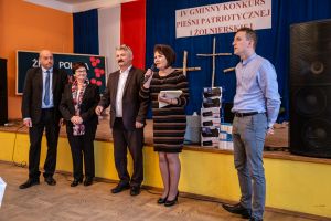patriotyczne-spiewanie-w-zwierniku.jpg