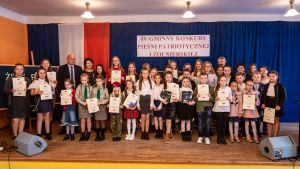 patriotyczne-spiewanie-w-zwierniku.jpg