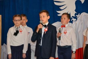 patriotyczne-spiewanie-w-zwierniku.jpg patriotyczne-spiewanie-w-zwierniku.jpg