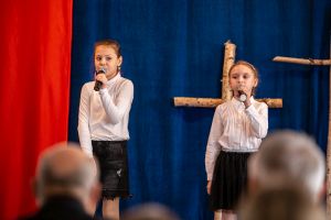 patriotyczne-spiewanie-w-zwierniku.jpg