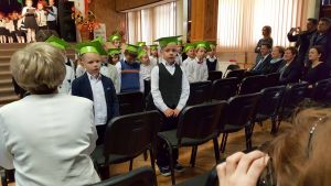 pierwszoklasisci-po-pasowaniu.jpg pierwszoklasisci-po-pasowaniu.jpg