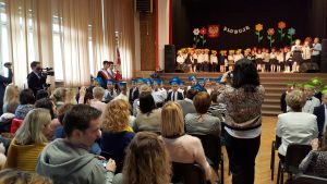 pierwszoklasisci-po-pasowaniu.jpg pierwszoklasisci-po-pasowaniu.jpg