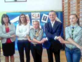 posel-odwiedzil-szkole-w-parkoszu.jpg posel-odwiedzil-szkole-w-parkoszu.jpg