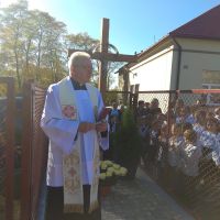 poswiecenie-krzyza-przy-szkole-w-parkoszu.jpg poswiecenie-krzyza-przy-szkole-w-parkoszu.jpg