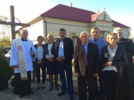 poswiecenie-krzyza-przy-szkole-w-parkoszu.jpg poswiecenie-krzyza-przy-szkole-w-parkoszu.jpg