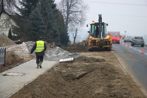 powstaje-chodnik-przy-drodze-krajowej-nr-73.jpg powstaje-chodnik-przy-drodze-krajowej-nr-73.jpg