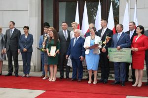 prezydent-wreczyl-nagrode-dla-taurusa.jpg