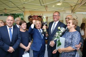 prezydent-wreczyl-nagrode-dla-taurusa.jpg