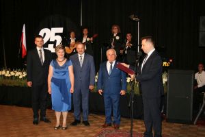 prezydent-wreczyl-nagrode-dla-taurusa.jpg