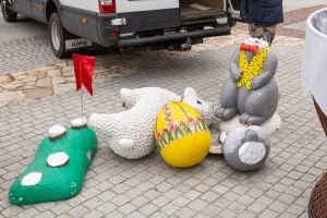 rynek-w-pilznie-pelen-ozdob-wielkanocnych.jpg