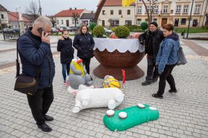 rynek-w-pilznie-pelen-ozdob-wielkanocnych.jpg