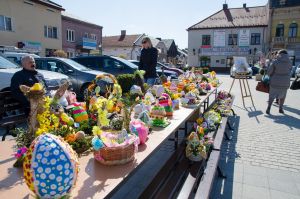 rynek-w-pilznie-pelen-ozdob-wielkanocnych.jpg