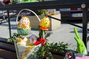 rynek-w-pilznie-pelen-ozdob-wielkanocnych.jpg
