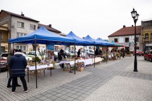 rynek-w-pilznie-pelen-ozdob-wielkanocnych.jpg