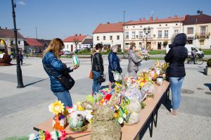 rynek-w-pilznie-pelen-ozdob-wielkanocnych.jpg